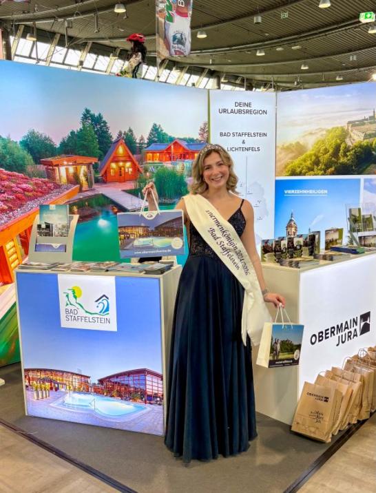 Thermenkönigin Jennifer II. am Gemeinschaftsstand der Tourist Information Bad Staffelstein und der Tourismusregion Obermain.Jura auf der Messe „Fahrrad- & WanderReisen“ 2026 in Stuttgart.