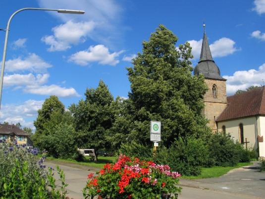Dorfmitte von Wiesen, rechts die Dorfkirche St. Andreas